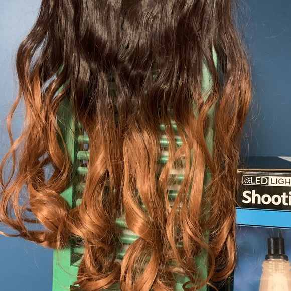 Woman’s Clip in hair extensions - Picture 2 of 3